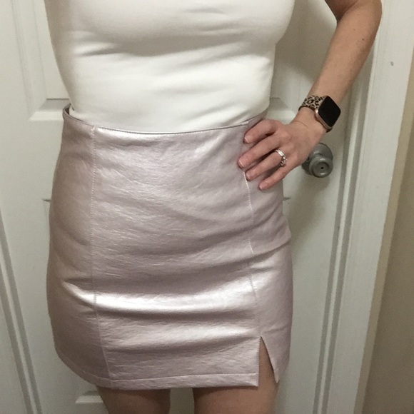 6457 - Metallic Iridescent High-Waisted Shorts main image 0